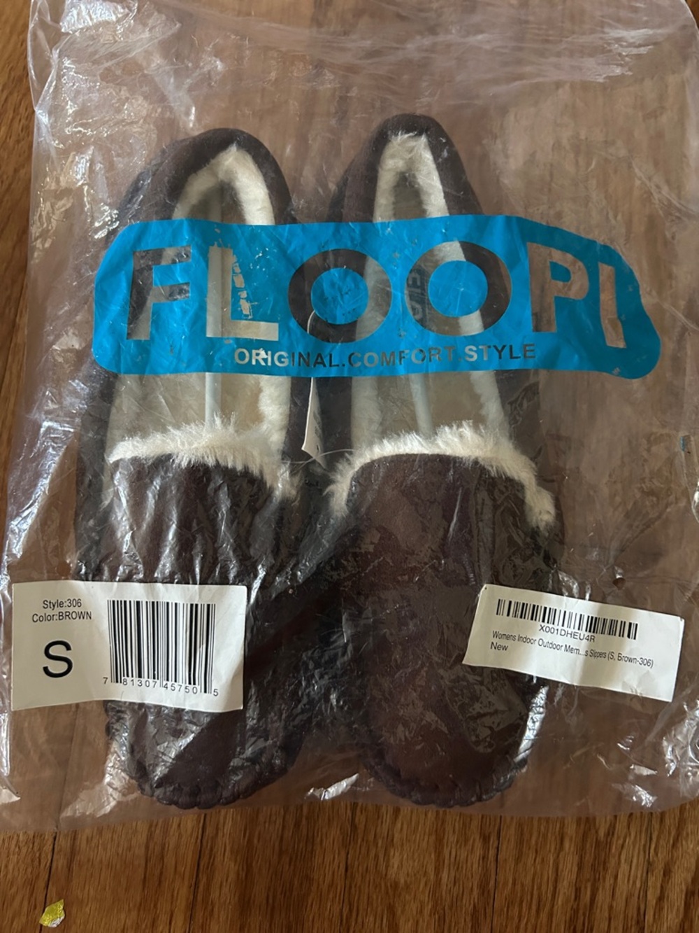 Floopi Cozy Faux-Suede Moccasin Slippers in Brown NWT size 5/6 Retail 60$